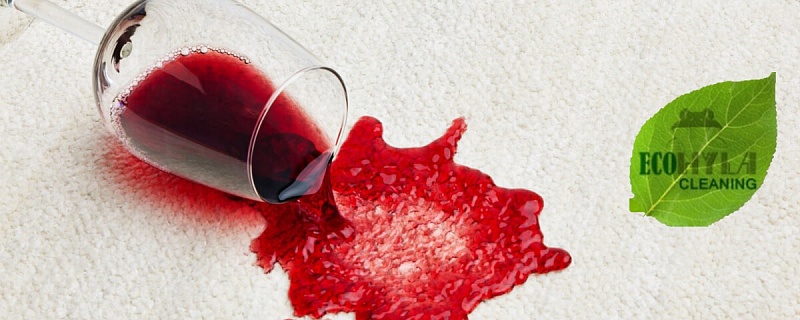 Что делать, если на белую мебель пролилось вино?